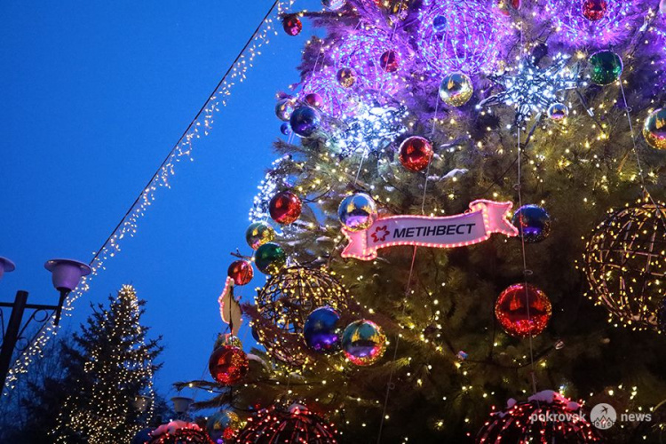 В микрорайоне «Лазурный» зажглась Большая новогодняя елка от компании МЕТИНВЕСТ