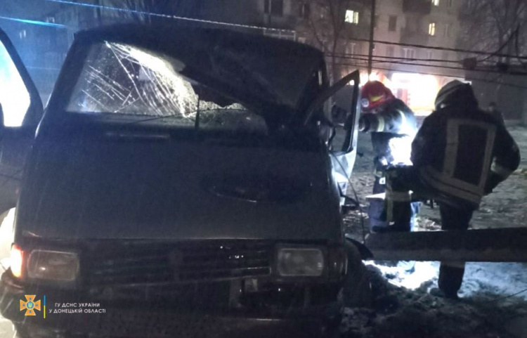 В Мирнограде автомобиль сбил электроопору. Есть пострадавший