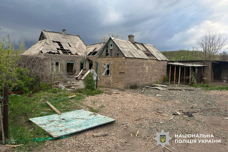 Дві людини загинули, три зазнали поранень через російські обстріли Донеччини 26 квітня
