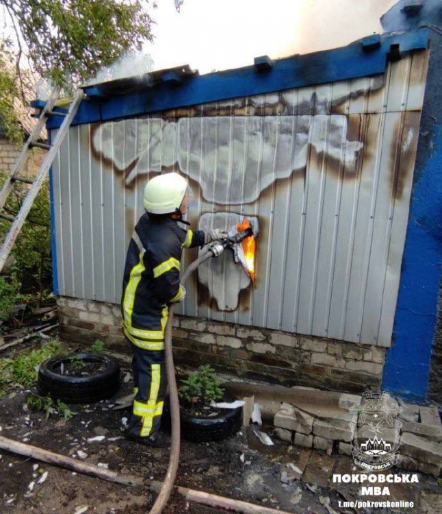 У Покровську добровольці-рятувальники загасили пожежу, яка ледве не знищила два приватні будинки