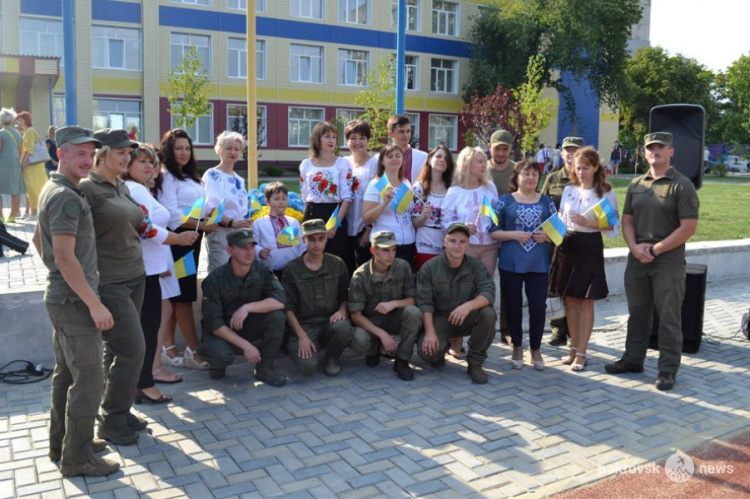 Ярким флешмобом в Покровске отпраздновали День флага