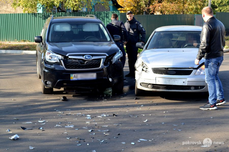 В центре Покровска под знаком «STOP» столкнулись два автомобиля
