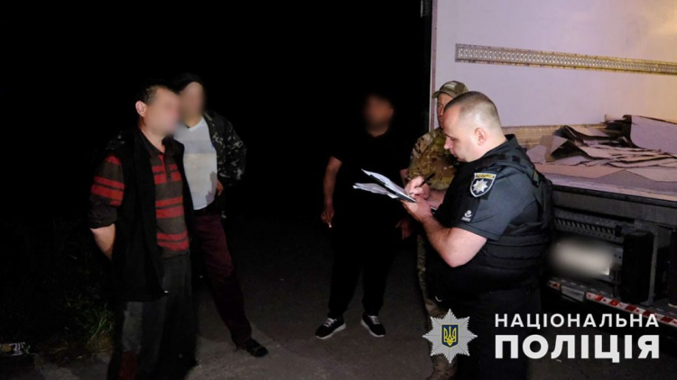 У Кураховому поліцейські припинили нелегальний алкобізнес