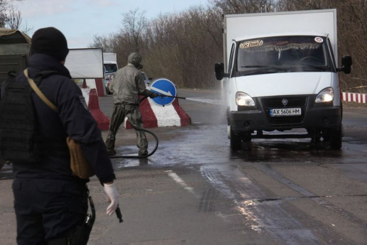 На блокпостах Донецької області дезинфікують транспорт