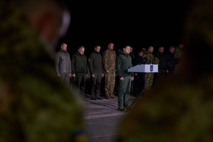 Президент посетил передовые позиции украинских военных на Донбассе