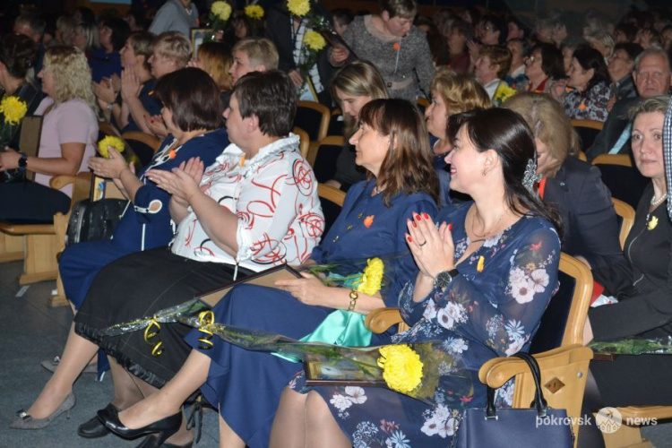 В Покровске работников образования поздравили с предстоящим профессиональным праздником