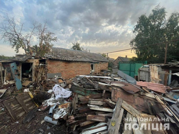 На Донеччині російські війська вдарили по школам, житловим будинкам і лікувальному закладу
