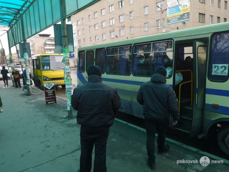 Сотрудники полиции проверяют соблюдение масочного режима в Покровске