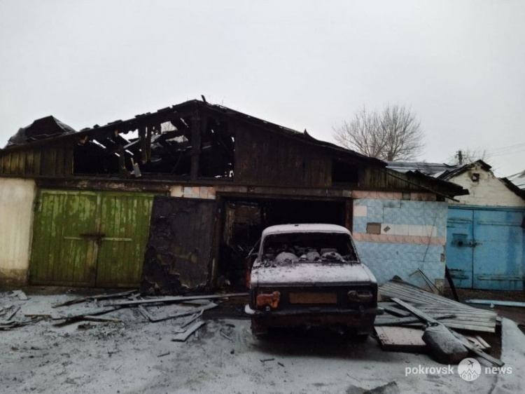 Пожар в центре Родинского: повреждены 6 гаражей и автомобиль