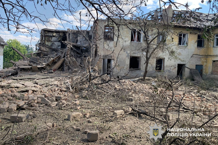 За добу ворог обстріляв 12 населених пунктів Донеччини: три людини загинули, шестеро зазнали поранень