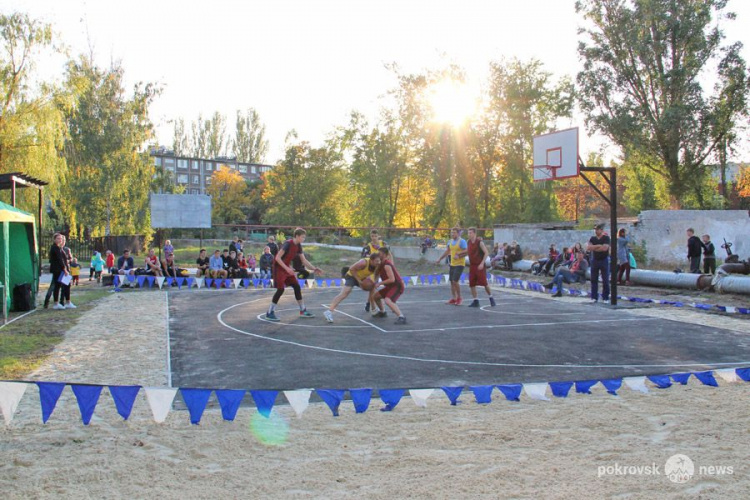 В рамках проекта «Мой город» от компании «Донецксталь» в Мирнограде появилась первая стритбольная площадка