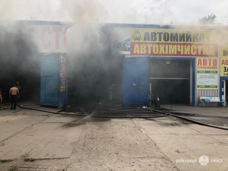 В Покровске произошел пожар на СТО рядом с автозаправочной станцией