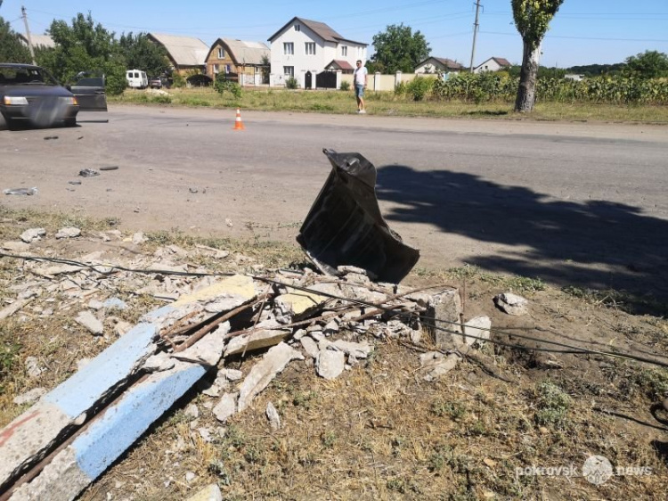 В Покровске произошло ДТП: сбит столб, есть пострадавший