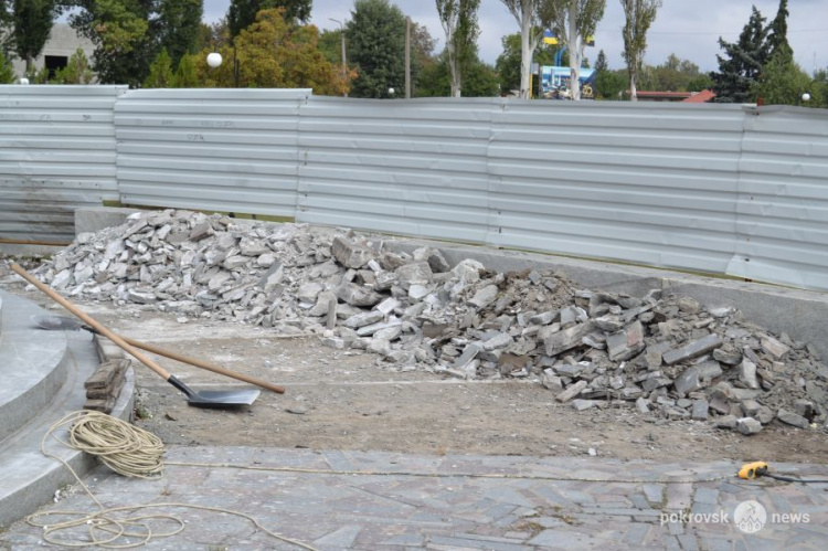В Покровске продолжается реконструкция мемориала «Девочка»
