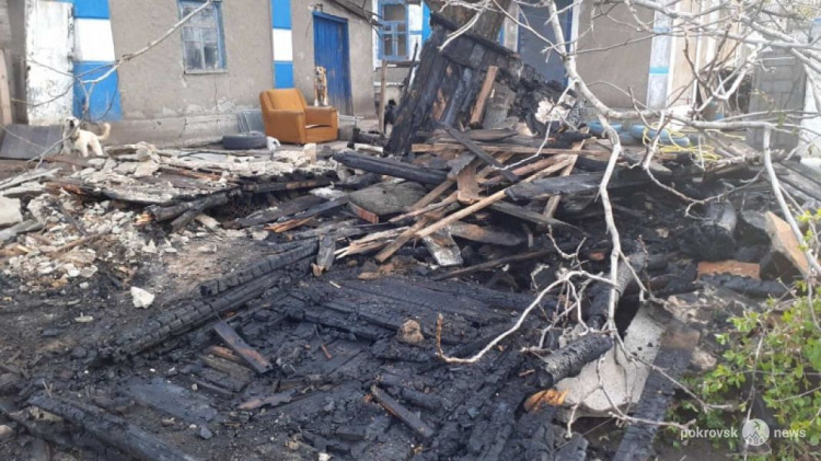 В Покровском районе сгорел сарай с дровами