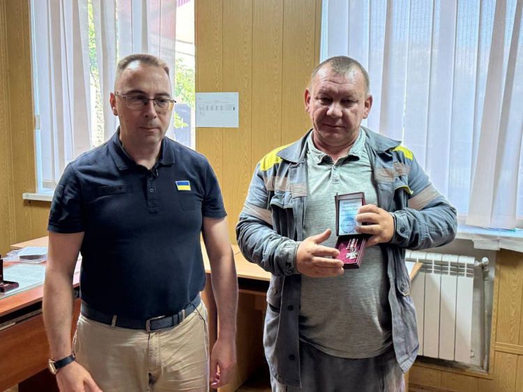 Визнання тих, хто тримає громаду: 43 рятувальники та енергетики нагороджені медалями «За оборону Покровська»