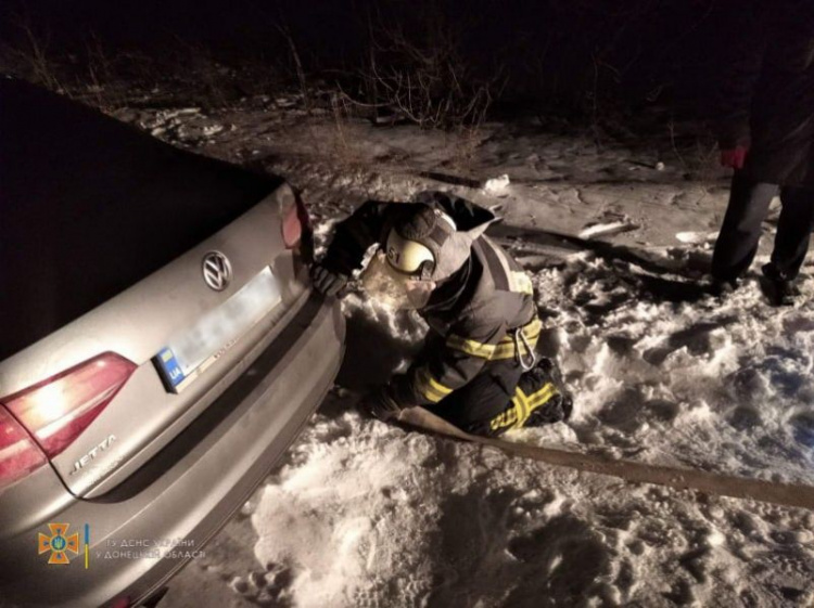 У Гришиному рятувальники вилучили автомобіль зі снігового замету