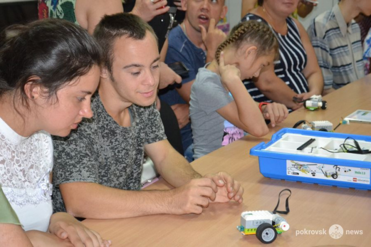 Студенты ДонНТУ провели для воспитанников центра «Милосердие» урок программирования и робототехники