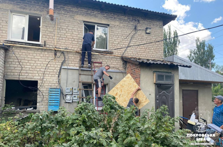 Комунальники допомогли покровчанам усувати наслідки обстрілу 11 серпня