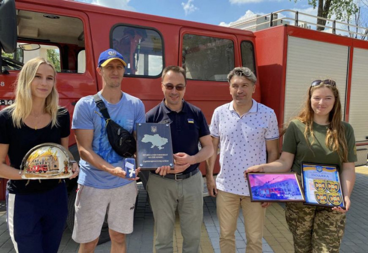 Благодійники передали спецавтомобіль для добровольчого пожежного загону в Покровську