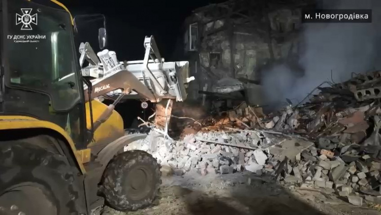 Жахливі кадри зруйнованої триповерхівки в Новогродівці показали в ДСНС