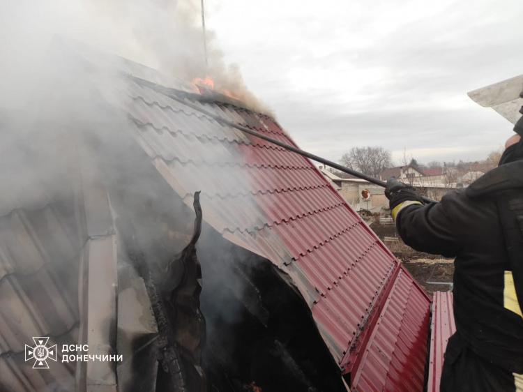 У Покровську рятувальники ліквідували дві пожежі, що виникли внаслідок обстрілів