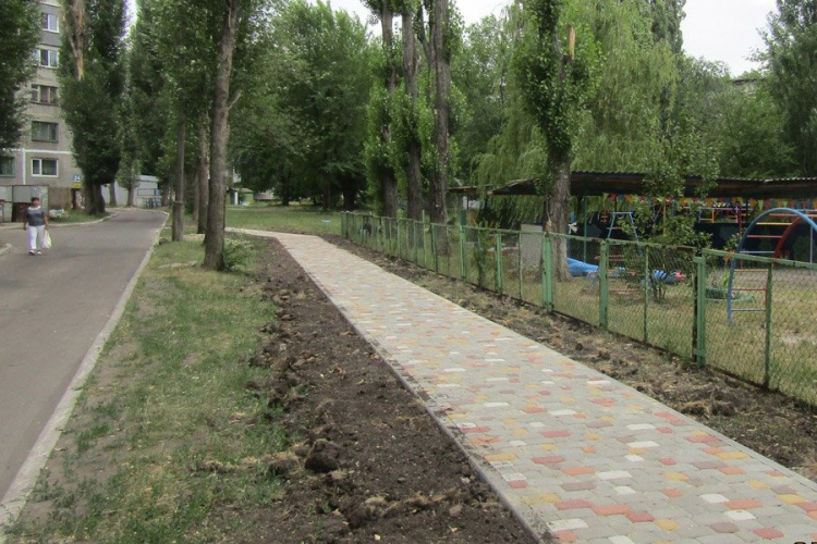 На улице Руднева в Покровске завершается строительство долгожданного тротуара