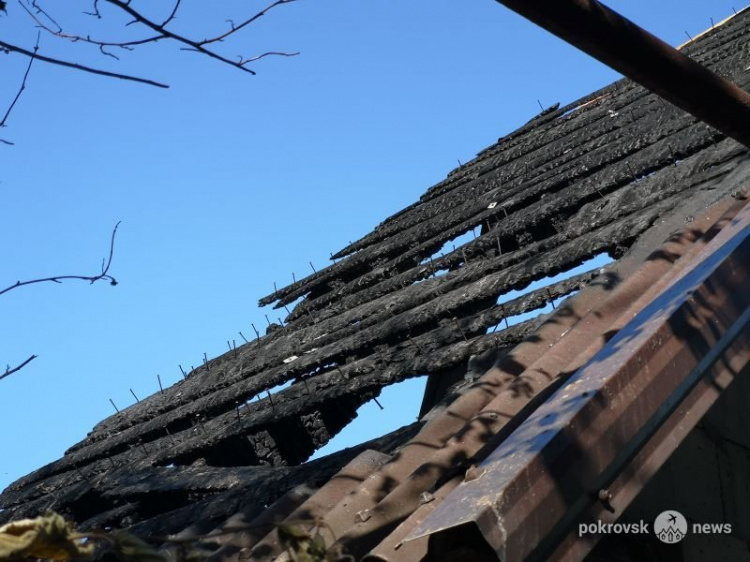 В Покровске практически полностью выгорел дом: пострадавшие нуждаются в помощи