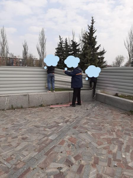 В Покровске пытались украсть ограждение вокруг мемориала «Девочка»