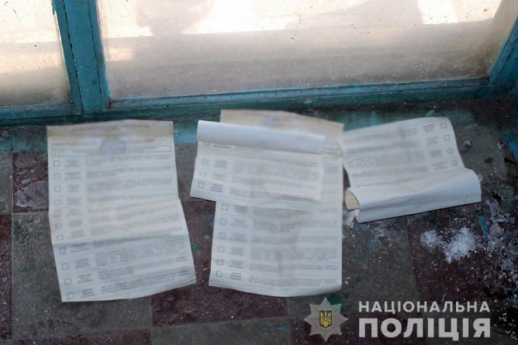 Поліцейські Покровська розслідують факт виявлення заповнених бюлетенів у під’їзді багатоповерхівки