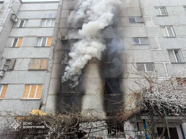 Рятувальники ліквідували пожежу в багатоповерхівці Покровська після артобстрілу