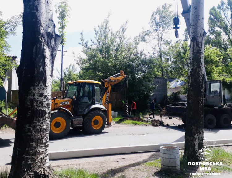 У Покровську встановили нові опори зовнішнього освітлення