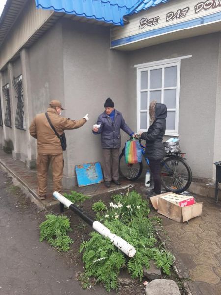 Несмотря на карантин: в Покровске на улице продавали домашнюю молочку