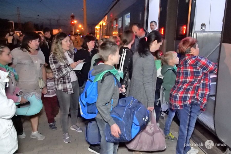 Дети шахтеров отправились из Покровска в лагерь «Артек-Буковель»