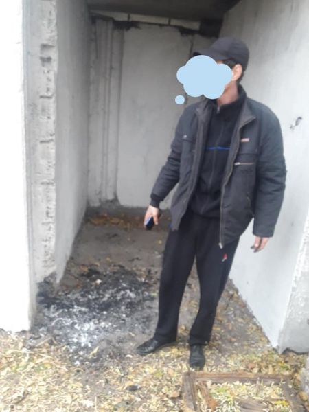 На стадионе Покровска Муниципальная служба задержала мужчину, который выжигал провода
