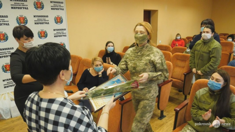В Мирнограде волонтеров и военнослужащих поздравили с профессиональными праздниками