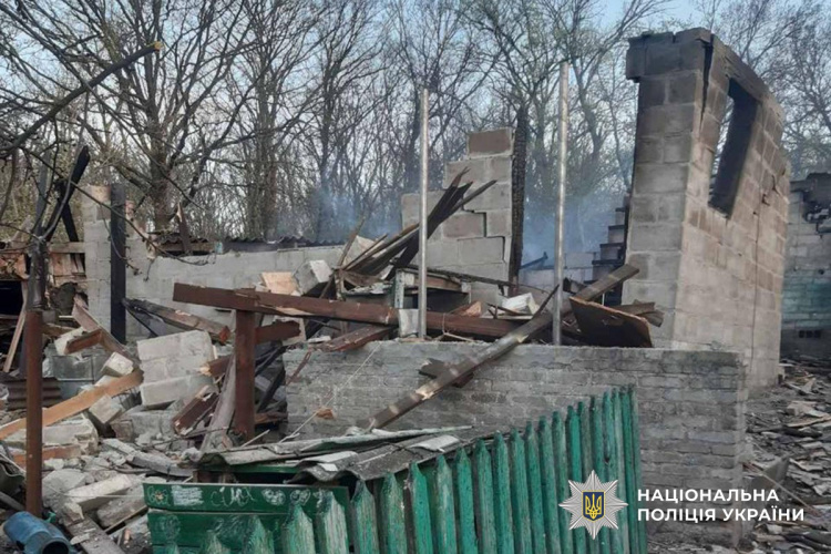 Дві людини загинули, три зазнали поранень через російські обстріли Донеччини 26 квітня
