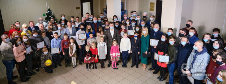 Детям-сиротам из Покровска и других громад Донетчины вручили ключи от квартир