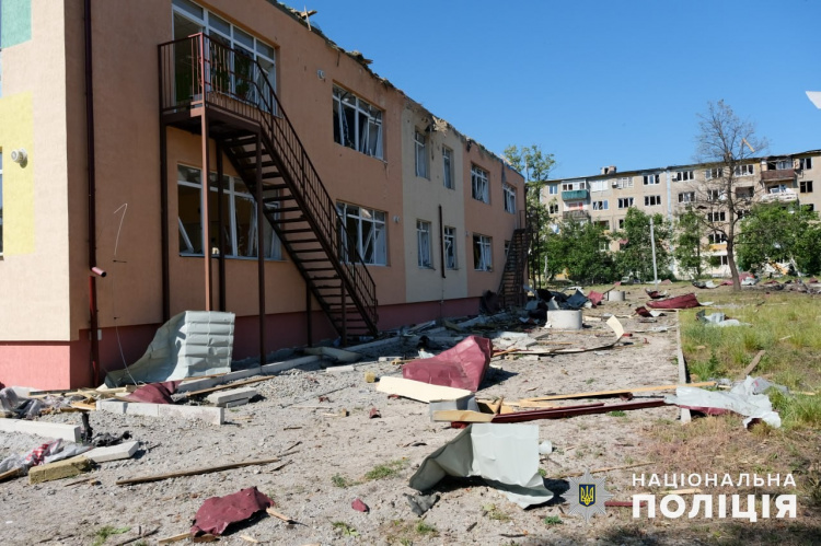 Наслідки вчорашнього обстрілу Мирнограда показали у поліції Донеччини