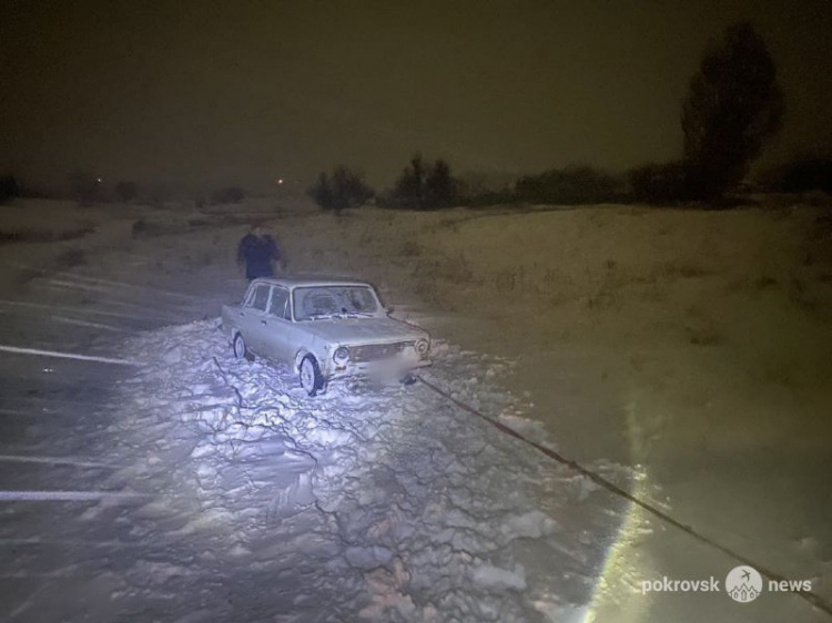 В Покровском районе спасатели помогли вытащить автомобиль из снега