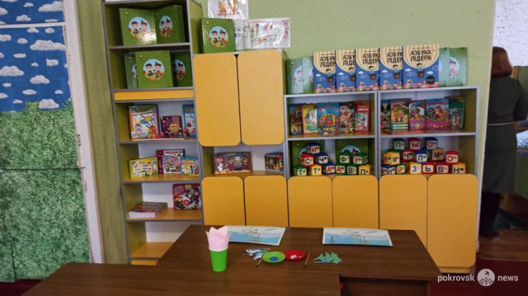 Для трех детских садов Покровска купили новую мебель