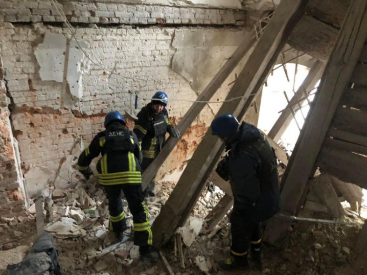 Рятувальники розбирають завали частково зруйнованої будівлі на території Святогірської лаври
