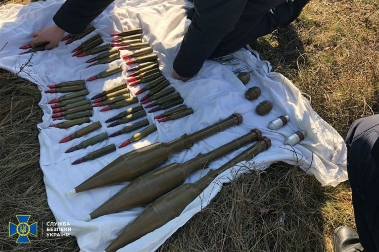 Під час контрдиверсійних навчань на Донбасі СБУ виявила реальний схрон зі зброєю