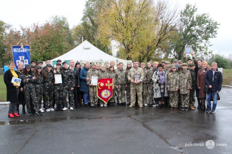 Казацкие рои школ Родинского поздравили медиков и пациентов 66 военного мобильного госпиталя