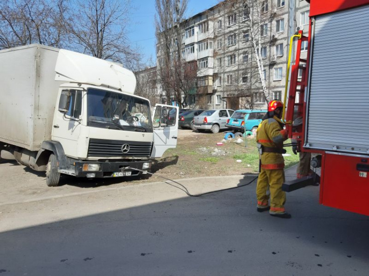 У Добропіллі рятувальники витягли вантажівку, що провалилась у каналізаційний люк