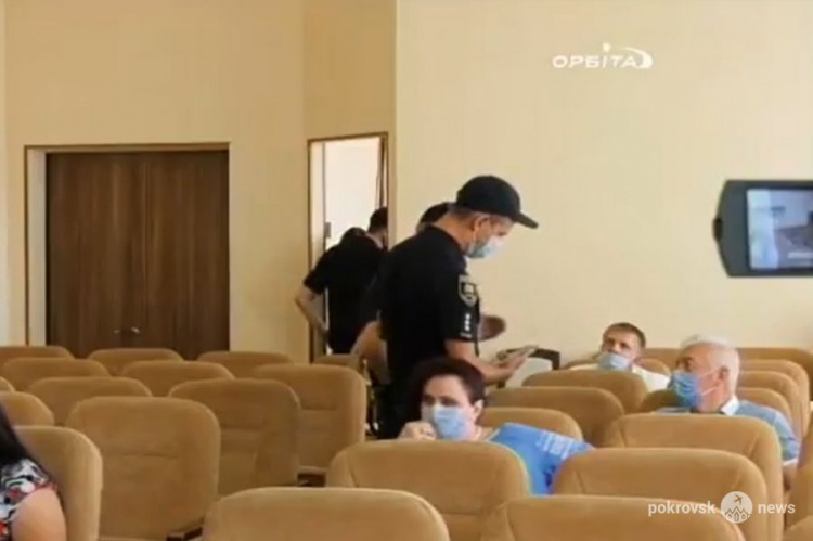Полиция ищет возможных носителей COVID-19 среди собравшихся на сессию Покровского горсовета