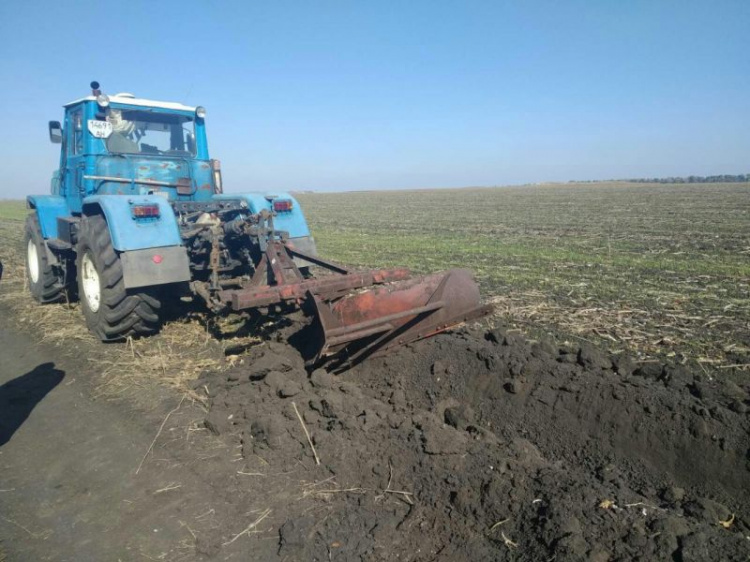 У полі біля села Рівне Покровського району підірвався трактор