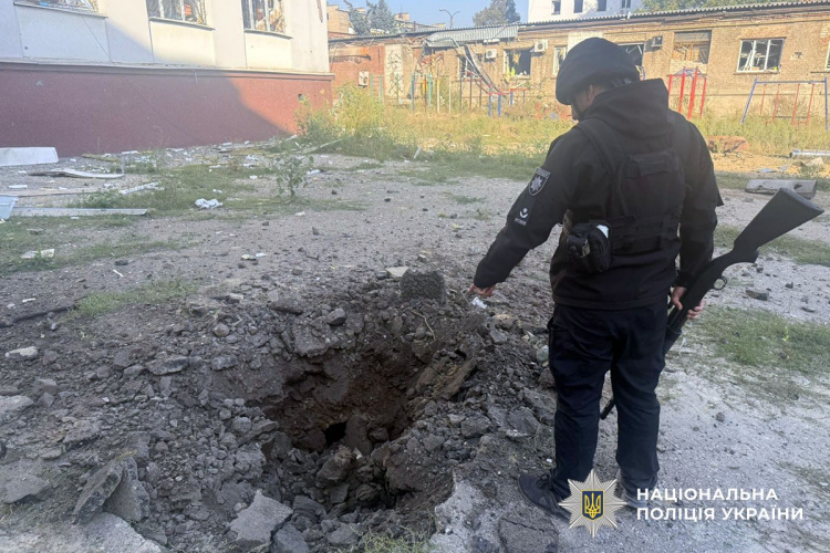За добу ворог обстріляв 12 населених пунктів Донеччини: три людини загинули, шестеро зазнали поранень