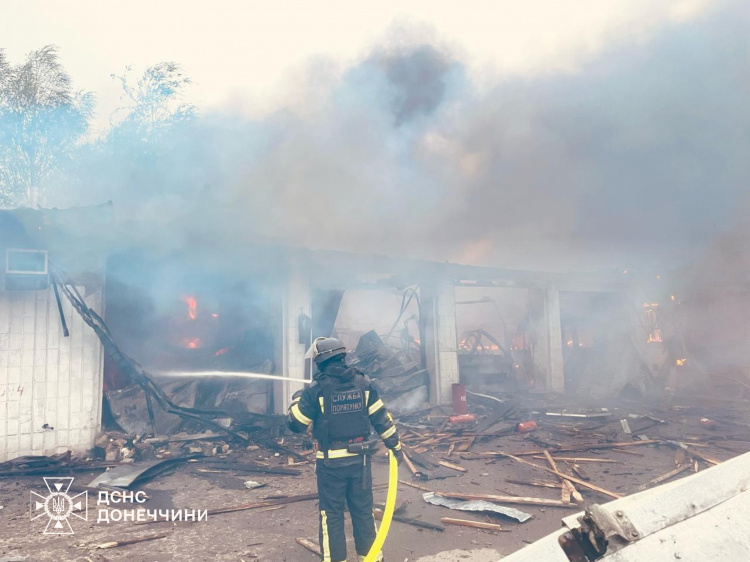 У Добропіллі рятувальники ліквідували масштабну пожежу на місці ворожого обстрілу