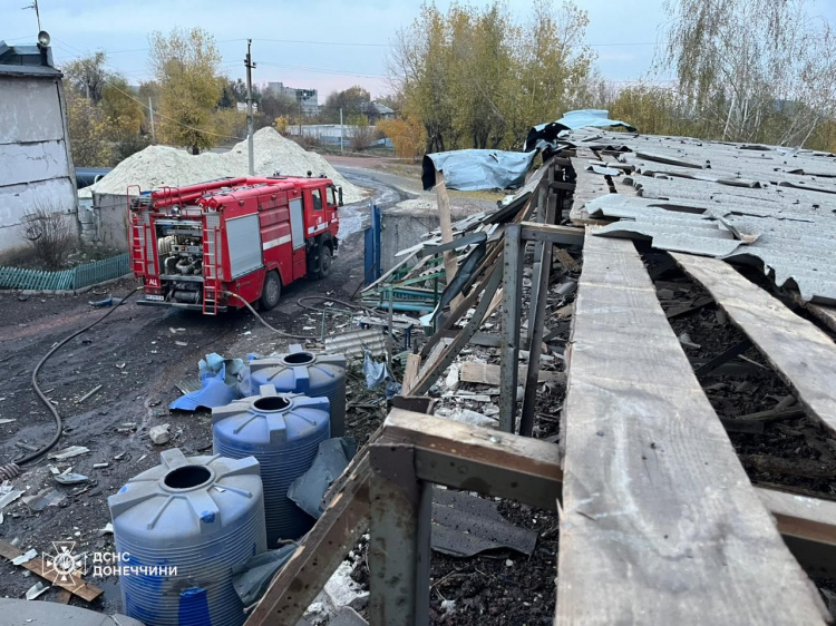 У Мирнограді пожежу на підприємстві гасили вогнеборці